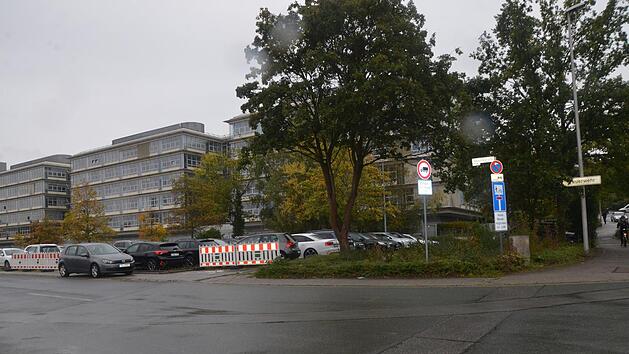 Wo einst das letzte Bahnhofsgebäude und Reste von Schienen waren, sind jetzt Parkplätze.