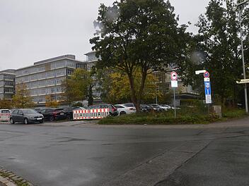 Wo einst das letzte Bahnhofsgebäude und Reste von Schienen waren, sind jetzt Parkplätze.