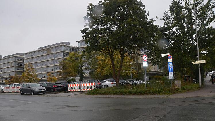 Wo einst das letzte Bahnhofsgebäude und Reste von Schienen waren, sind jetzt Parkplätze.
