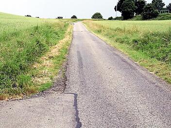 Die Ortsstraße am „Sportplatzberg“ in Unterpreppach dient vor allem für die neue Siedlung, aber auch für Teile des Altortes als gern genutzter Weg. Sie soll mittels Bitumenemulsion und Rollsplitt verbessert werden.