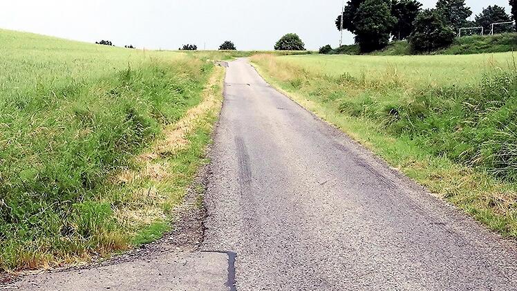Die Ortsstraße am „Sportplatzberg“ in Unterpreppach dient vor allem für die neue Siedlung, aber auch für Teile des Altortes als gern genutzter Weg. Sie soll mittels Bitumenemulsion und Rollsplitt verbessert werden.