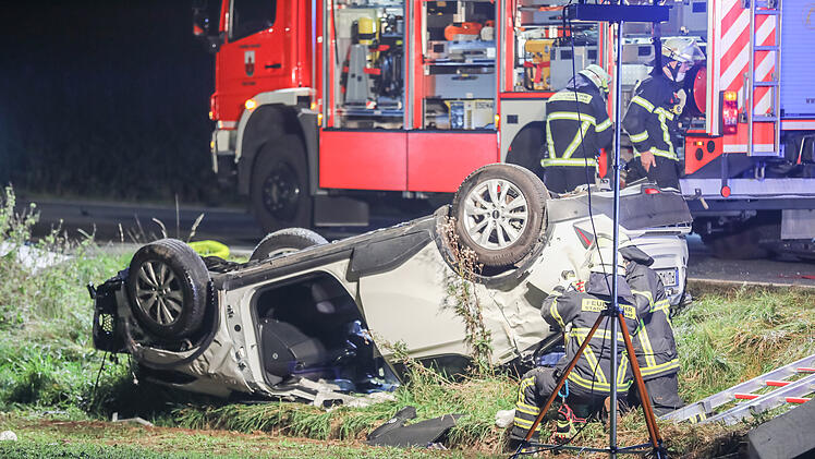 Auto kommt von Fahrbahn ab und überschlägt sich: 70-Jähriger schwer verletzt aus Hybrid-Fahrzeug befreit