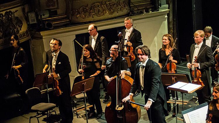 'Impressionen vom Sinfoniekonzerte "All'italiana" im Landestheater Coburg. Am Dirigentenpult stand Coburgs neuer Generalmusikdirektor Daniel Carter.Foto: Jochen Berger