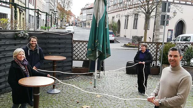 Ron Richter (vorne rechts), Christine Martin und Johannes Wolf (links hinten) sowie Susanne Hanshans (rechts hinten) freuen sich auf das M&uuml;rschter Adventsdreieck. Foto: Heike Beudert
