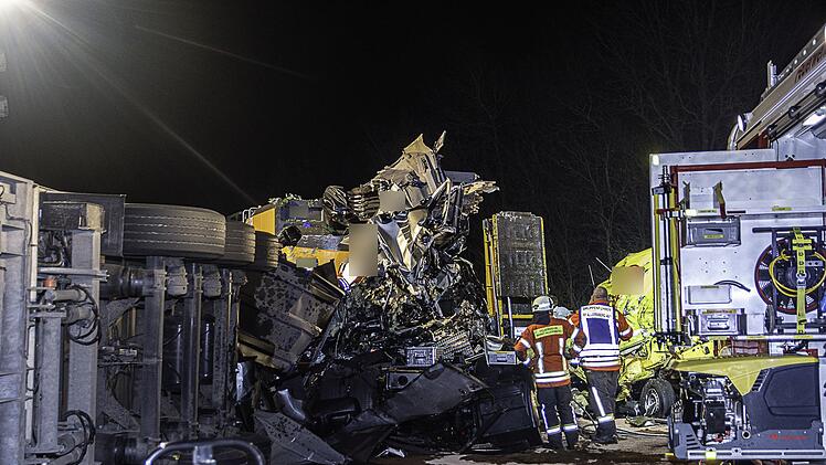 Unfall auf A9 bei Allersberg: Lkw kracht in Pannenfahrzeug - zwei Menschen sterben