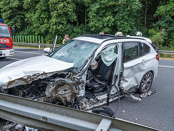 Hirschaid: BMW kollidiert frontal mit Lastwagen: Fahrer mit schweren Verletzungen im Krankenhaus