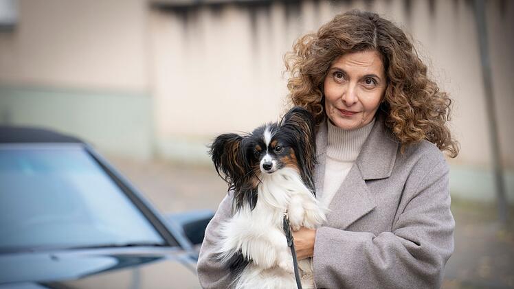 Hat Firmenchefin Maria Oliveira (Proschat Madani) etwas mit dem Mord zu tun? Zumal Josefine, die H&uuml;ndin des Opfers, ja nun auch bei ihr lebt.