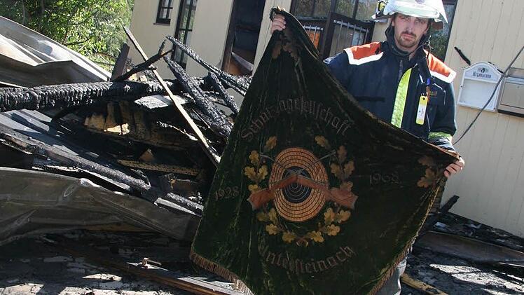 Schützenmeister Mark Trapper angelte geistesgegenwärtig mit einer Stange die Vereinsfahne aus dem Schaukasten.