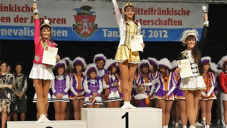 Drei Tanzmariechen des Röttenbacher KCR beanspruchten das Treppchen für sich: von links Christina Mulzer (Platz 2), Bianca Dürrbeck (Platz 1) und Carina Mayer (Platz 3).  Foto: p