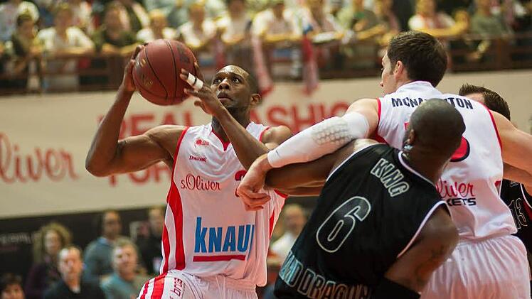Dwayne Anderson auf dem Weg zum Korb. Foto: Tobias Köpplinger