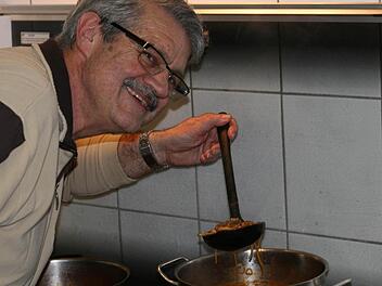 Das leibliche Wohl seiner Schützenbrüder und -schwestern liegt Rudolf Wagenhäuser seit 16 Jahren sehr am Herzen. Foto: Pfannes