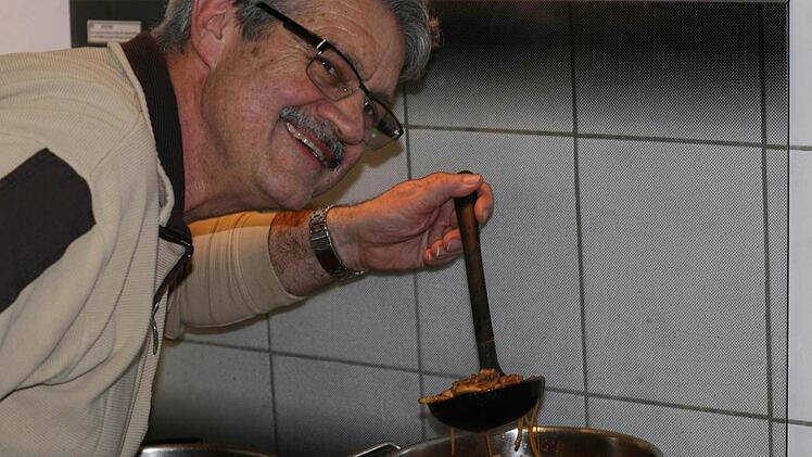 Das leibliche Wohl seiner Schützenbrüder und -schwestern liegt Rudolf Wagenhäuser seit 16 Jahren sehr am Herzen. Foto: Pfannes