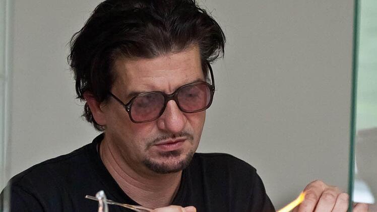 John Zinner arbeitet beim Workshop im Glasmuseum an einem gläseren Gerippe.