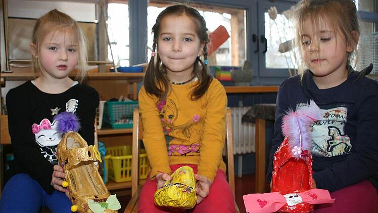 Emilia, Asel und Yola zeigen ihre Kunstwerke. Foto: Daniela Röllinger