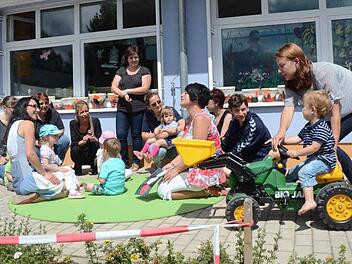 Voller Stolz zeigten die Kleinen ihren Fuhrpark.  Foto: Karl-Heinz Hofmann