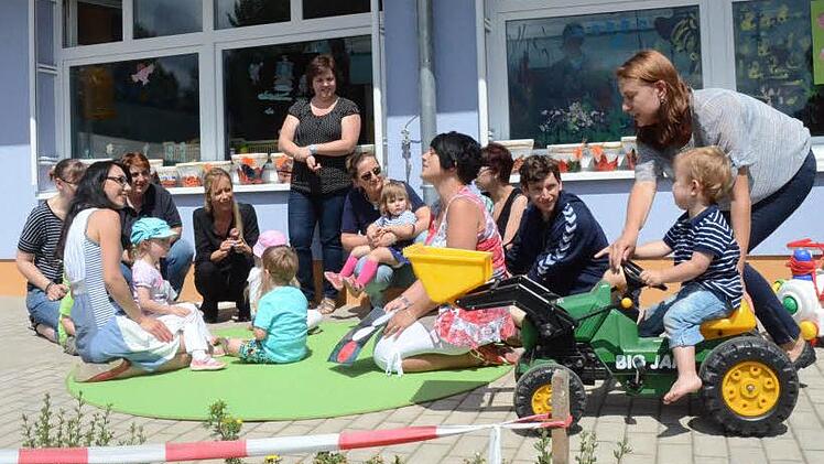 Voller Stolz zeigten die Kleinen ihren Fuhrpark.  Foto: Karl-Heinz Hofmann