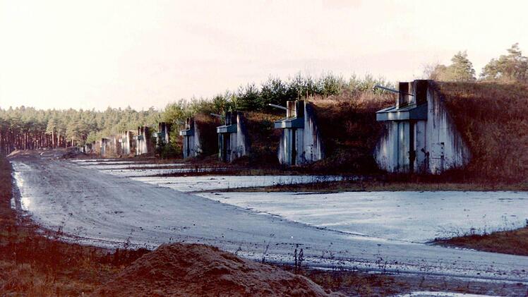 Die alten Munitionsbunker im Reichswald wurden im Laufe der Jahre erst verfüllt und inzwischen mit Erde bedeckt. Foto: Martin Rehm