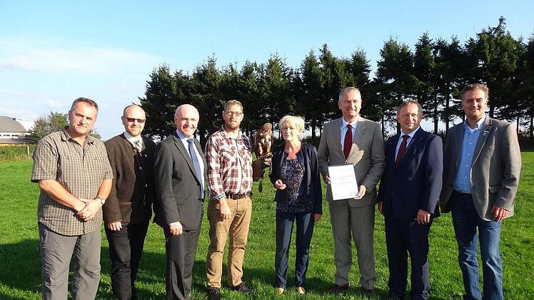 Übergabe des Zuwendungsbescheids für das "Artenhilfsprojekt Rotmilan in der Rhön" (von links): Martin Hormann, Martin Kremer, Landrat Thomas Habermann, Falkner Michael Schanze mit Rotmilan Lucia, Beate Jessel, Landrat Bernd Woide, Landrat Thomas Bold und Torsten Raab (Leiter der Hessischen Verwaltungsstelle des Biosphärenreservats Rhön). Foto: Marion Eckert