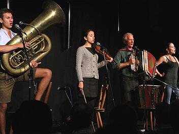 Frisch und rotzfrech im Lohndorfer Reh-Saal: Die jungen Wells Jonas, Tabea und Sarah (v.l.n.r.) unterstrichen mit ihrem Vater Hans, dem Ex-Biermösl Blosn, ihe außergewöhnlichen musikalischen Talente und beeindruckten mit einer breiten Themen- und Instrumentenpalette. Foto: Bertram Wagner