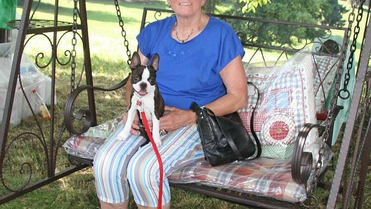 Waltraud Eber kam mit ihrem Hund Ida - und nahm sich auf der Hollywoodschaukel eine kleine Auszeit: "Es ist leider zu heiß", gab sie offen zu. Foto: Sonja Adam