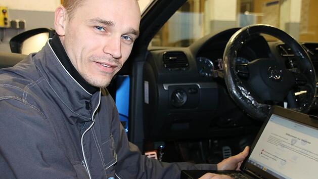 Mechatroniker Simon Schleifer zeigt, wie das Update funktioniert. Foto: Markus Klein