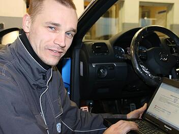 Mechatroniker Simon Schleifer zeigt, wie das Update funktioniert. Foto: Markus Klein