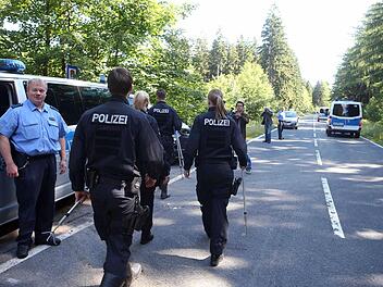 Polizeibeamte mit Suchstöcken gehen auf einer Verbindungsstraße zwischen Rodacherbrunn in Thüringen und Nordhalben in Bayern. Nach dem Fund einer Leiche in einem Waldstück in Thüringen prüfen die Ermittler Verbindungen zum Fall der vor mehr als 15 Jahren verschwundenen Peggy aus Oberfranken. Ein Pilzsammler sei am Samstag auf die Skelettteile gestoßen, teilte die Polizei mit und bestätigte damit einen Bericht des Bayerischen Rundfunks. Der Fundort der Leiche im Saale-Orla-Kreis liegt nur weni...