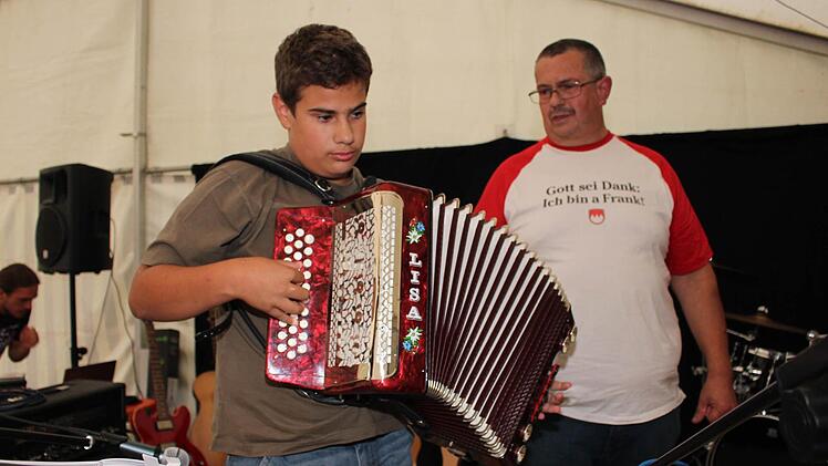 Jonas Todt an seiner "Steirischen" mit Vater Arthur Foto: Evi Seeger