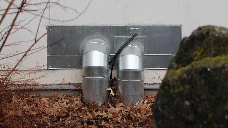 Ein Anschluss an eine Hackschnitzelheizung ist seit längerem vorhanden, allerdings fehlt es noch an Heizkörpern und an einer Steuerung.