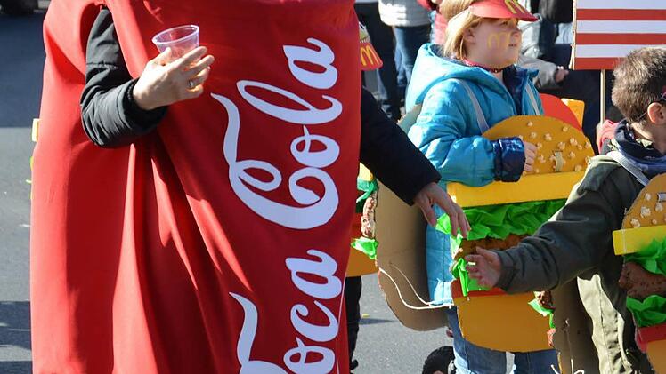 Das Thema "Fast Food" wurde gleich von mehreren Gruppen aufs Korn genommen. Hier sind die Burger auf zwei Beinen besonders niedlich unterwegs. Foto: Björn Hein
