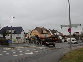 Sind die Tage der Ampelanlage an der Altenkunstadter Mainbrücke gezählt? Die Gemeinde würden sie gerne durch einen Kreisel ersetzen.Stephan Stöckel