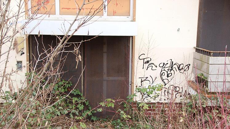 Das letzte noch nicht sanierte Wohnhaus in der früheren US-Wohnsiedlung in der Schurzstraße soll demnächst verkauft werden. Foto: Benedikt Borst