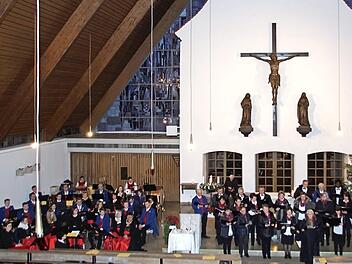 Eine besondere Atmosphäre: Durch die spezielle Verbindung der historischen und der neuen Kirche in Kirchaich wirkt es beim Adventskonzert, als würden Chor und Blaskapelle auf einem Platz vor der Kirche am Christbaum musizieren.  Foto: Sabine Weinbeer