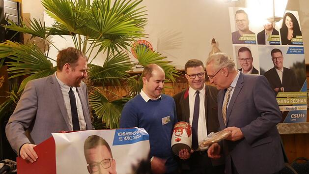 Ein Pr&auml;sent f&uuml;r den Innenminister: "Kommun-Br&auml;u und das beste Brot, die  beste Bratwurst, das sind die kleinen Dinge, die dazu beitragen, dass man  sich in Neustadt nicht nur wohlf&uuml;hlt und gerne hier lebt, und ein bisschen  dazu beitragen, dass wir auch ein bisschen stolz hier auf unsere Stadt sind  und die alles verdient", sind MdL Martin Mittag, CSU-Vorsitzender Dominik  Heike und OB-Wahlkandidat Wolfgang Rebhan (von links) sicher. Foto: Manja von Nida