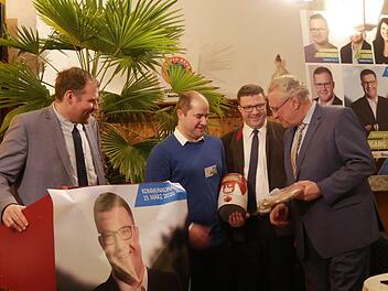 Ein Präsent für den Innenminister: "Kommun-Bräu und das beste Brot, die  beste Bratwurst, das sind die kleinen Dinge, die dazu beitragen, dass man  sich in Neustadt nicht nur wohlfühlt und gerne hier lebt, und ein bisschen  dazu beitragen, dass wir auch ein bisschen stolz hier auf unsere Stadt sind  und die alles verdient", sind MdL Martin Mittag, CSU-Vorsitzender Dominik  Heike und OB-Wahlkandidat Wolfgang Rebhan (von links) sicher. Foto: Manja von Nida
