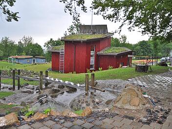 Die Arbeit an der Umweltbildungsstätte Thüringer Hütte (im Bild das Energiehaus) mit ihrem vielfältigen Angebot soll nach einem Wechsel des Trägers nun wieder anlaufen. Foto: Hanns Friedrich