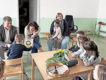 Dorothee Bär (Mitte mit Kinderbuch) hat gemeinsam mit dem Oberhaider Bürgermeister Carsten Joneitis (links) die Kita in Staffelbach besucht. Bei dieser Gelegenheit haben sie auch die Leiterin Gertrud Kaindl (rechts) verabschiedet.