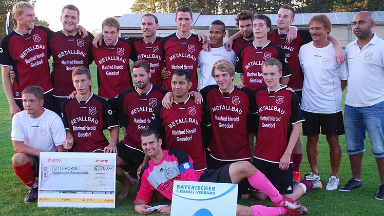 Als Schweinfurter Kreissieger dürfen sich am Samstag die Geesdorfer in Augsburg ihren Pokal-Wunschgegner  aussuchen. Foto: Sterzbach