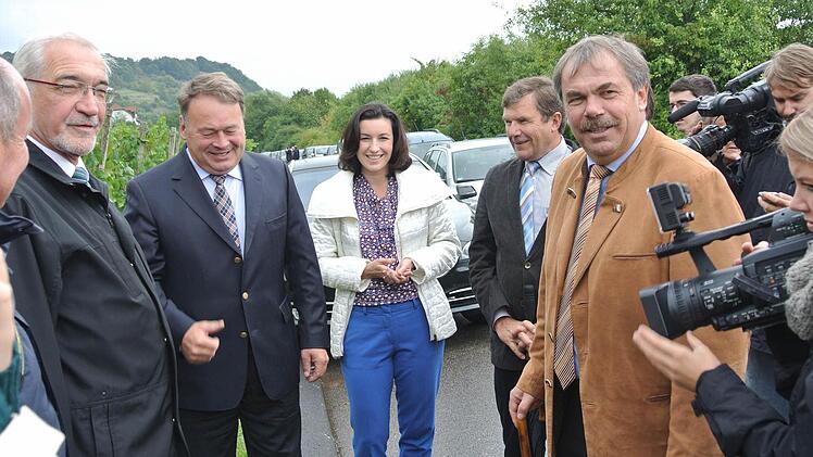 Alle da (von links): Regierungspräsident Paul Beinhofer, Helmut Brunner, Bundestagsabgeordnete Dorothee Bär, Ebelsbachs Bürgermeister Walter Ziegler und stellvertretender Landrat Bernhard Ruß (Sand). Und natürlich jede Menge Presseleute.