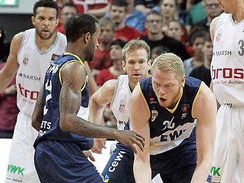 Philipp Neumann (mit Ball) feierte bei seinem ersten Auftritt im Oldenburger Trikot in der Frankenh&ouml;lle Ende April 2014 einen 82:75-Erfolg. Hier &uuml;berl&auml;sst er den Ball Julius Jenkins, der ebenfalls eine Bamberger Vergangenheit hat. Foto: sportpress