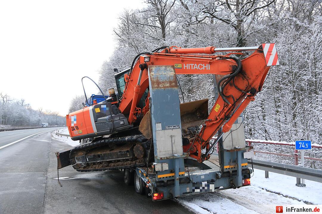Lkw-Unfall auf A70: Bagger kippt auf Fahrbahn