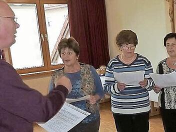 Die Frauenschola des Kirchenchores St. Wolfgang Stockheim umrahmte unter der Leitung von Siegfried Weißerth die Feierlichkeiten. Fotos: Fleischmann