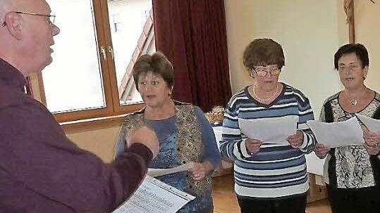 Die Frauenschola des Kirchenchores St. Wolfgang Stockheim umrahmte unter der Leitung von Siegfried Weißerth die Feierlichkeiten. Fotos: Fleischmann