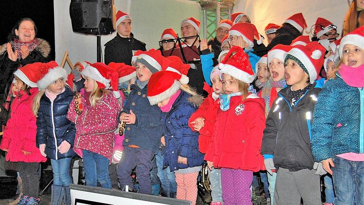 Kindergartenkinder aus Aschach, Steinach und Bad Bocklet sangen zur Eröffnung der vierten Aschacher Schlossweihnacht.  Foto: Sigismund von Dobschütz