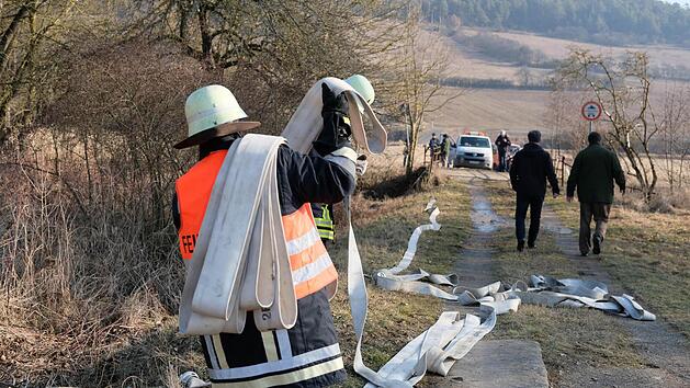 Von der Feuerwehr bis zum Kampfmittelräumdienst waren am Montag viele Spezialisten im Einsatz bei der Sprengung von acht Flugabwehrgeschossen bei Burglauer. Ein Magnet-Fischer hatte die Überbleibsel aus dem Zweiten Weltkrieg aus einem Fluss gezogen. Foto: Gerhard Fischer