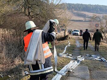 Von der Feuerwehr bis zum Kampfmittelr&auml;umdienst waren am Montag viele Spezialisten im Einsatz bei der Sprengung von acht Flugabwehrgeschossen bei Burglauer. Ein Magnet-Fischer hatte die &Uuml;berbleibsel aus dem Zweiten Weltkrieg aus einem Fluss gezogen. Foto: Gerhard Fischer