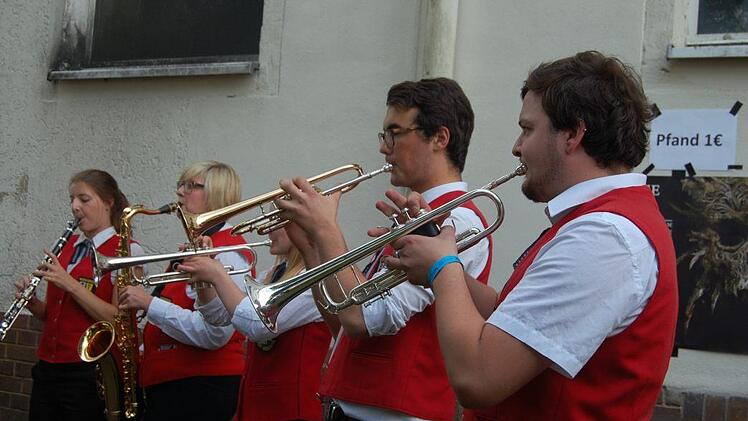 Was Wacken kann, kann das Summerblast schon lange: feierliche Einleitung des zweiten Festivaltages mit zünftiger Musiker des Rödentaler Kirchweihtrupps im angrenzenden Biergarten! Foto: Rolf Krebs