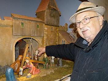 Ausstellungsleiter Wilfried Kuntke vor seiner Passionskrippe "Kreuztragung Christi". Fotos: Marion Krüger-Hundrup