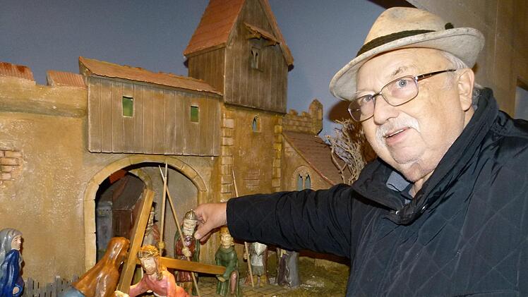 Ausstellungsleiter Wilfried Kuntke vor seiner Passionskrippe "Kreuztragung Christi". Fotos: Marion Krüger-Hundrup