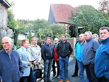 Die Lippelsgasse in Poppenlauer nahm der Maßbacher Marktgemeinderat in Augenschein. Im hinteren Teil kauft die Gemeinde eine größere Fläche, auf der bis zu drei Bauplätze entstehen können. Die baufällige Scheune im Hintergrund muss weichen. Foto: Dieter Britz